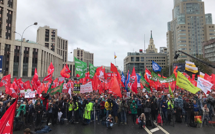 Comuniştii şi liberalii manifestează la Moscova pentru ”alegeri cinstite”