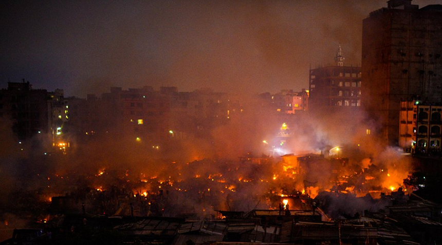 Cel puţin 10.000 de persoane rămase fără locuinţă în Bangladesh, în urma unui incendiu într-un cartier de la perfieria capitalei