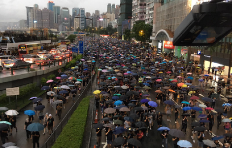 Zeci de mii de oameni manifestează paşnic în stradă la Hong Kong