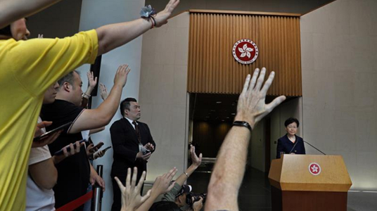 Şefa Executivului din Hong Kong Carrie Lam speră la o ”întoarcere la calm”, dar refuză să dea curs revendicărilor protestatarilor