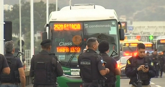 Un bărbat înarmat ţine cel puţin 16 persoane ostatice într-un autobuz pe un pod la Rio de Janeiro