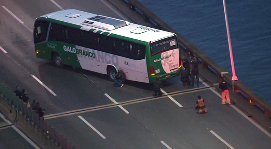 Bărbatul înarmat, care ţinea 31 de pasageri ostatici în autobuz pe un pod la Rio de Janeiro, împuşcat, anunţă poliţia