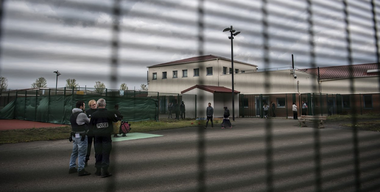 Român în vârstă de 20 de ani, mort într-un centru de retenţie administrativă de la periferia Parisului