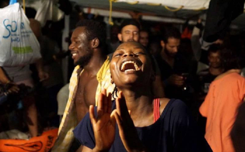 Migranţii de pe Open Arms, debarcaţi pe Insula Lampedusa, urmează să fie primiţi de cinci ţări europene, anunţă CE