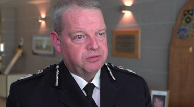 Poliţia nord-irlandeză nu are efective să supravegheze frontiera cu UE în cazul unui Brexit fără acord; când poliţiştii nord-irlandezi se vor instala în poziţii, vor deveni ”ţinta” atacurilor disidenţilor republicani, avertizează şeful poliţiei provinciei britanice