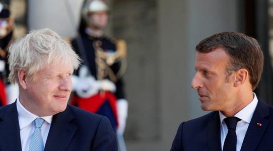 ”Viitorul Regatului Unit nu poate fi decât în Europa”, îi spune Macron lui Johnson pe treptele Palatului Elysée, Brexitul ”nu este alegerea UE”