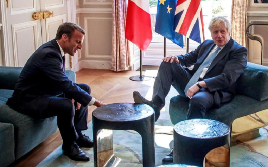 Boris Johnson se simte ca acasă la Palatul Élysée şi-şi pune piciorul pe masă sub privirile lui Macron - VIDEO