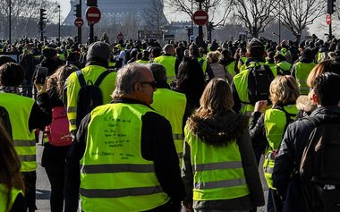 "G7 nu" - Câteva sute de "veste galbene" protestează la Paris