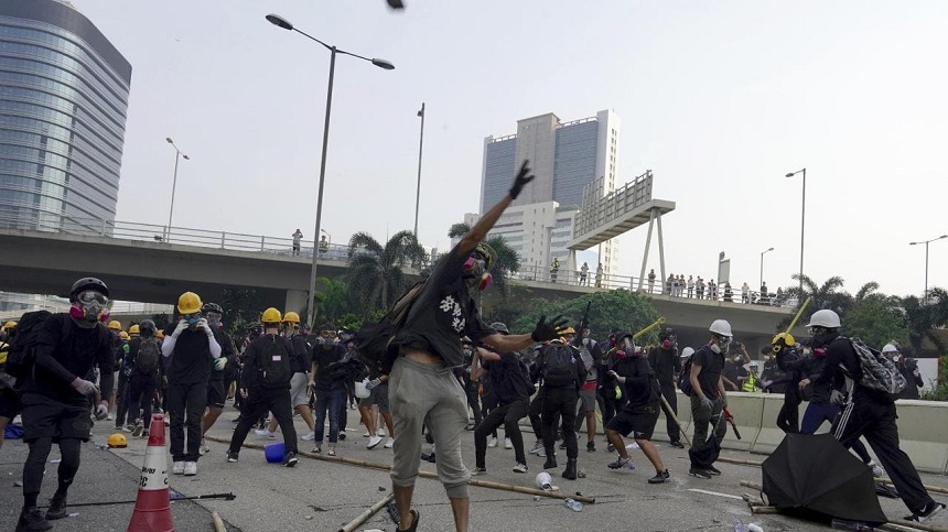 Hong Kong: Poliţia a tras cu tunuri cu apă şi gaze lacrimogene pentru a dispersa manifestanţii violenţi