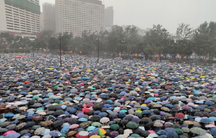 Hong Kong: Mii de militanţi au ieşit pe străzi în ciuda interdicţiei de a manifesta