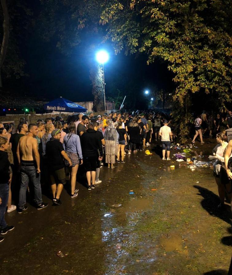 Germania: 28 de persoane rănite, după prăbuşirea unui perete cu ecrane LED la un concert rap