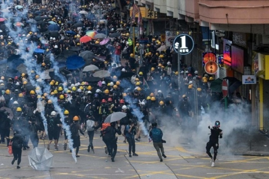 Protestatarii din Hong Kong au ameninţat că vor bloca căile rutiere spre aeroport; Circulaţia trenurilor spre aeroport a fost suspendată de operatorul feroviar
