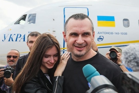 Rusia şi Ucraina au încheiat schimbul de prizonieri: 24 de marinari, cineastul Oleg Senţov şi martorul-cheie în doborârea avionului Malaysian Airlines în urmă cu cinci ani, eliberaţi
