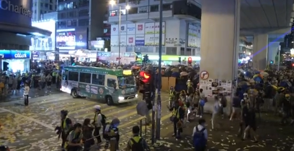 Hong Kong: Gaze lacrimogene pentru dispersarea manifestanţilor care au ridicat baricade şi au vandalizat staţii de metrou