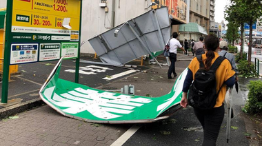 Un mort şi zeci de răniţi la Tokyo, în urma trecerii taifunului Faxai
