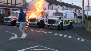 Poliţişti nord-irandezi care dezamorsau un dispozitiv exploziv la Londonderry, atacaţi cu cocteiluri Molotov de către tineri naţionalişti 