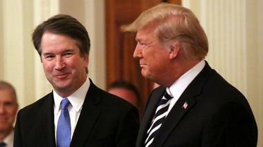 Trump îl apără pe judecătorul Kavanaugh de la Curtea Supremă, vizat de noi acuzaţii, potrivit cărora şi-a exhibat sexul pe când era student la Yale, la o petrece la care prieteni l-au împins să-l pună în mâna unei studente