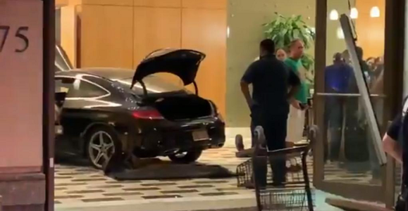 O maşină intră într-o sală de la intrarea unui hotel Trump la New Rochelle, în statul american New York, şi răneşte uşor mai multe persoane