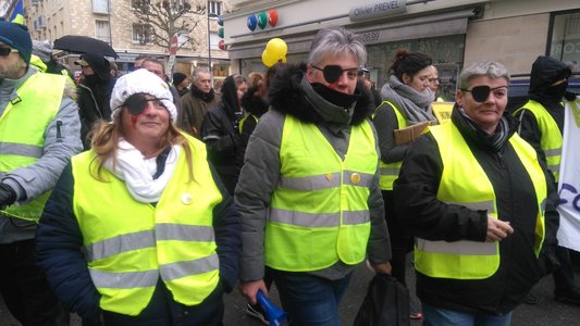 Paris: 106 “veste galbene” au fost reţinute la protestele de sâmbătă. Actorul Lambert Wilson, printre participanţii la o altă manifestaţie, pentru climă