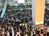 Hong Kong: Mii de manifestanţi într-un centru comercial; poliţia a folosit gaze lacrimogene. Tentativă de acţiune ratată a protestatarilor la aeroport