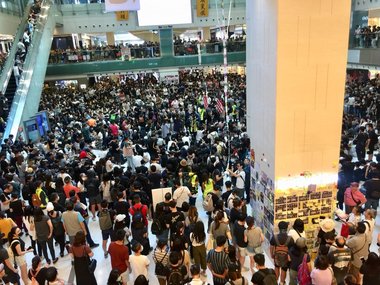 Hong Kong: Mii de manifestanţi într-un centru comercial; poliţia a folosit gaze lacrimogene. Tentativă de acţiune ratată a protestatarilor la aeroport
