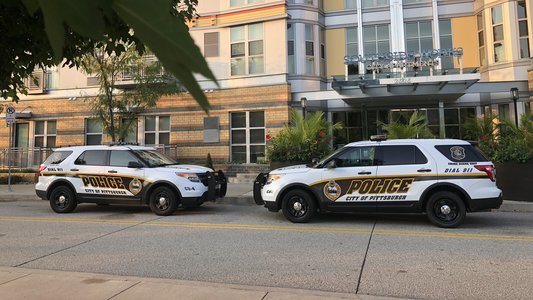 Anchetă a poliţiei din Pittsburgh, după ce trei persoane care purtau brăţări portocalii din hârtie au murit şi alte patru au ajuns la spital