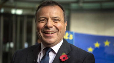 Marele finanţator al Brexitului Arron Banks, dezvinovăţit de anchetatori