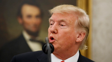Trump, nostalgic după soarta rezervată spionilor odinioară, proferează ameninţări abia voalate la adresa avertizorului de integritate şi informatorilor acestuia, într-o întâlnire privată a cărei înregistrare a fost dezvăluită de Los Angeles Times