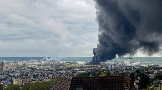 Incendiul la uzina Lubrizol de la Rouen, stins, efective răceau în continuare instalaţia
