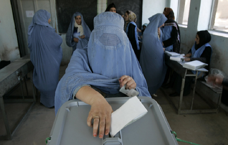 Afganii îşi aleg preşedintele sub tripla ameninţare a  fraudei, absenteismului şi atentatelor; cel puţin un mort şi 16 răniţi în ziua alegerilor