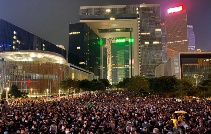 Zeci de mii de manifestanţi în favoarea democraţiei marchează la Hong Kong, uneori violent, cinci ani de la începutul ”Mişcării Umbrelelor”, precursoarea contestării care zguduie fosta colonie britanică