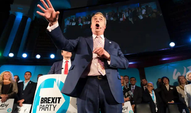 Poliţia galeză nu ia nicio măsură după ce Nigel Farage afirmă că ”după ce se termină Brexitul vom scoate cuţitul la” funcţionarii de la Whitehall; ”Ar fi trebuit să spun «toporul», care este un termen mai tradiţional pentru lovituri”