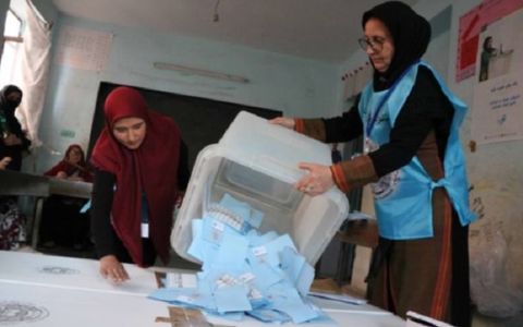Alegeri prezidenţiale în Afganistan fără incidente majore, dar cu un nivel mare de absenteism şi marcate de sute de atacuri talibane de mică amploare