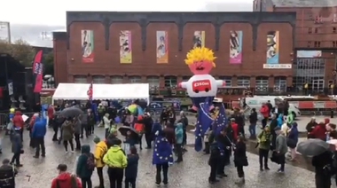 Mii de manifestanţi ridică un dirijabil care-l caricaturizează pe Boris Johnson, denunţă austeritatea şi politica Guvernului cu privire la Brexit la Manchaster, în timp ce Partidul Conservator se întruneşte în Congres