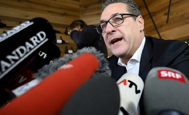 Extrema dreaptă din Austria îşi reglează socotelile în urma sancţiunii la vot în alegerile legislative; Heinz-Christian Strache îşi anunţă retragerea din viaţa politică şi îşi pune ”în suspans” apartenenţa la FPOe