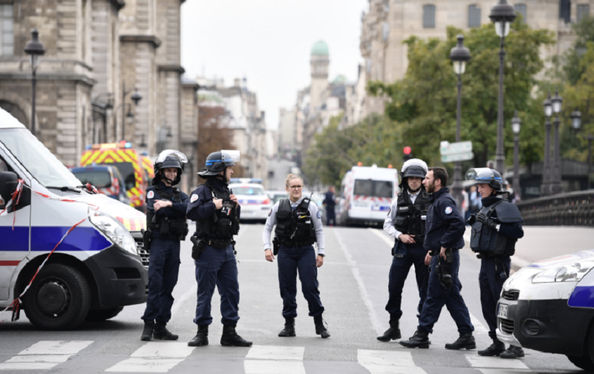 Două persoane rănite şi agresorul ”neutralizat”, în urma unei agresiuni cu armă albă la Prefectura de Poliţie din Paris