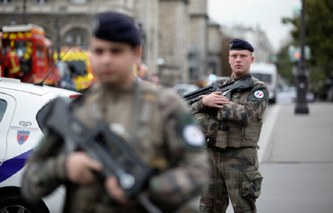 UPDATE - Patru poliţişti, ucişi într-un atac cu cuţitul în Prefectura Poliţiei din Paris de către un angajat, ucis prin împuşcare de forţele de ordine