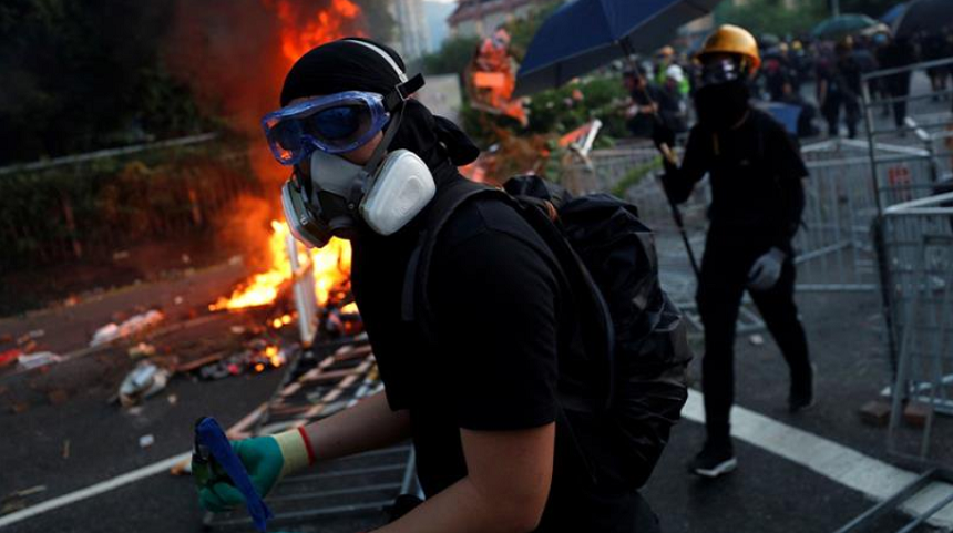UPDATE - Guvernul din Hong Kong interzice purtarea măştilor la manifestaţii
