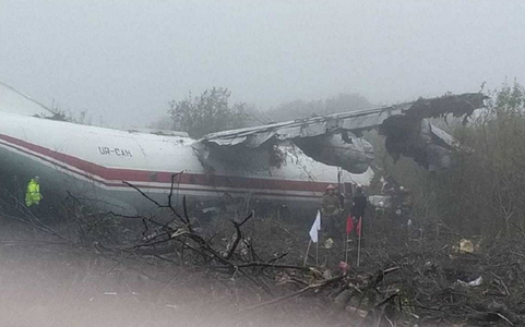 Cel puţin cinci morţi în vestul Ucrainei, în urma aterizării de urgenţă a unui avion cargo în apropiere de aeroportul din Liov