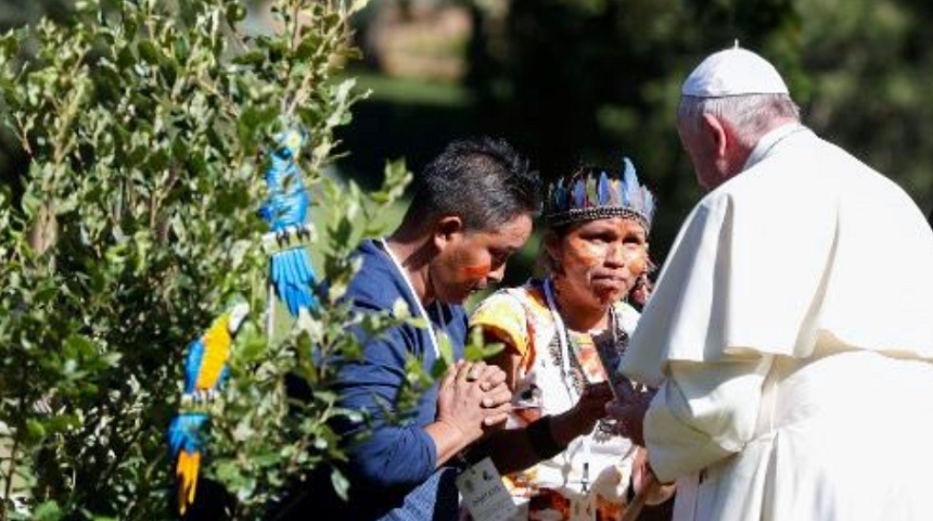 Papa Francisc plantează un stejar la Vatican împreună cu indigeni din Amazonia