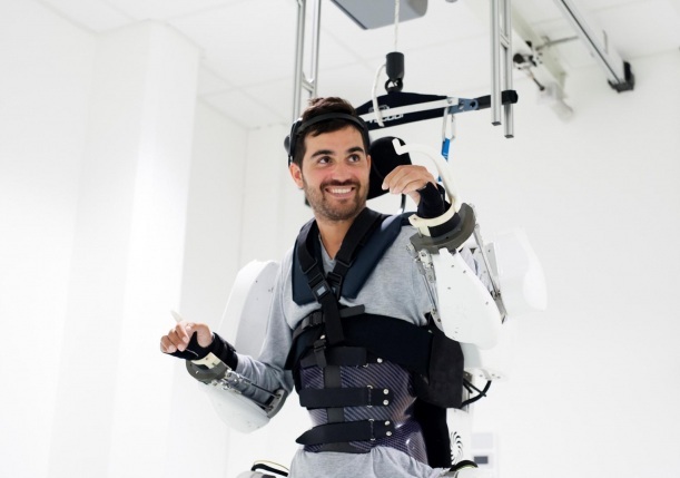 Un bărbat paralizat a reuşit să meargă folosind un costum robotizat controlat de creier - VIDEO