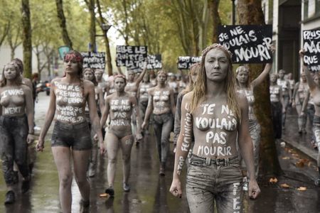Manifestaţie Femen la un cimitir din Paris: activistele au defilat simbolizând 114 de femei ucise în 2019 - VIDEO
