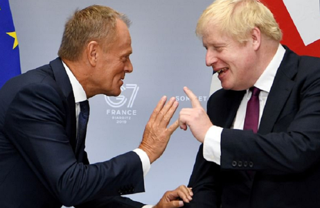 Tusk îl acuză pe Boris Johnson că se joacă cu viitorul Europei într-un ”joc stupid de reproşuri” privind vina unui eşec al negocierilor Brexitului