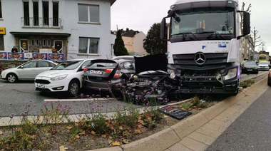 Un sirian, migrant în neregulă, inculpat şi plasat în arest preventiv, după ce a furat un camion şi a intrat în maşini la Limburg