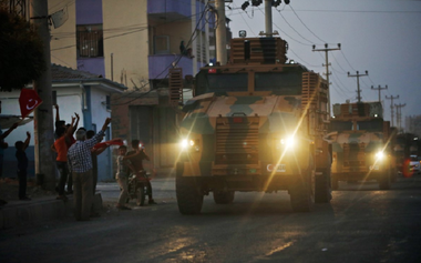 Cel puţin 15 morţi, între care opt civili, în incursiunea turcă în Siria; kurzii anunţă că au respins o ofensivă terestră