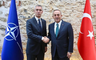 Stoltenberg îndeamnă Ankara, într-o vizită  în Turcia, să acţioneze ”cu reţinere” în ofensiva din Siria; Cavusoglu cere ”solidaritate”