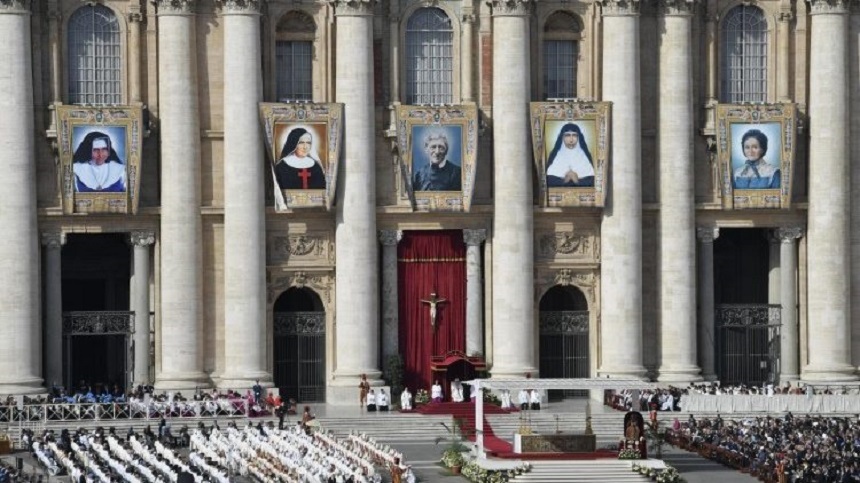 Cardinalul John Henry Newman a fost sanctificat de Papa Francisc