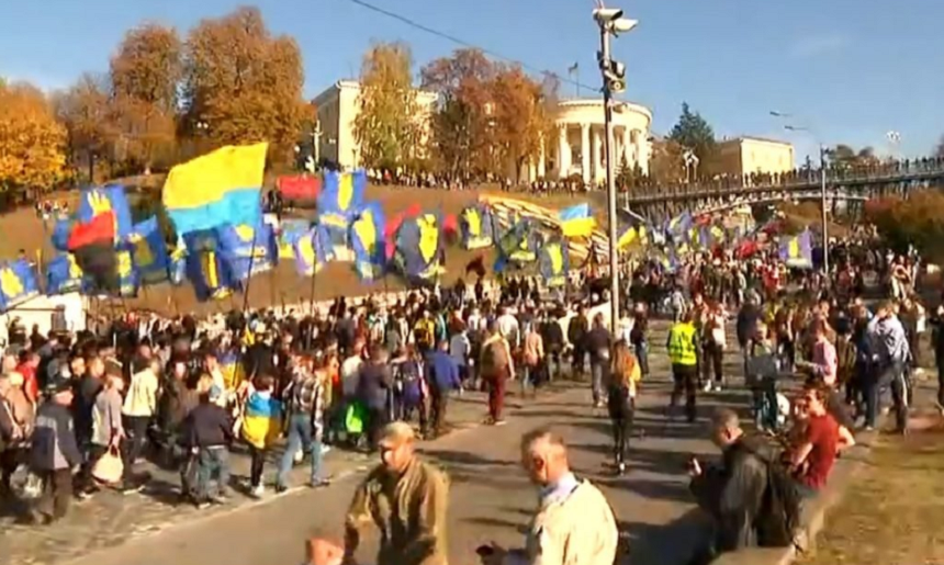 Naţionaliştii defilează la Kiev într-un marş împotriva ”capitulării” lui Zelenski în faţa rebelilor proruşi şi Moscovei
