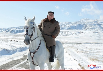 Liderul nord-coreean Kim Jong-un a urcat pe un munte sacru călare pe un cal alb - FOTO