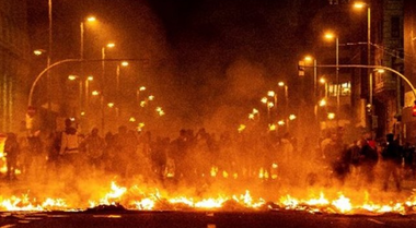 Cincizeci şi una de arestări în urma unor violenţe şi unei adevărate gherile urbane în Catalonia, la manifestaţii împotriva condamnării liderilor separatişti